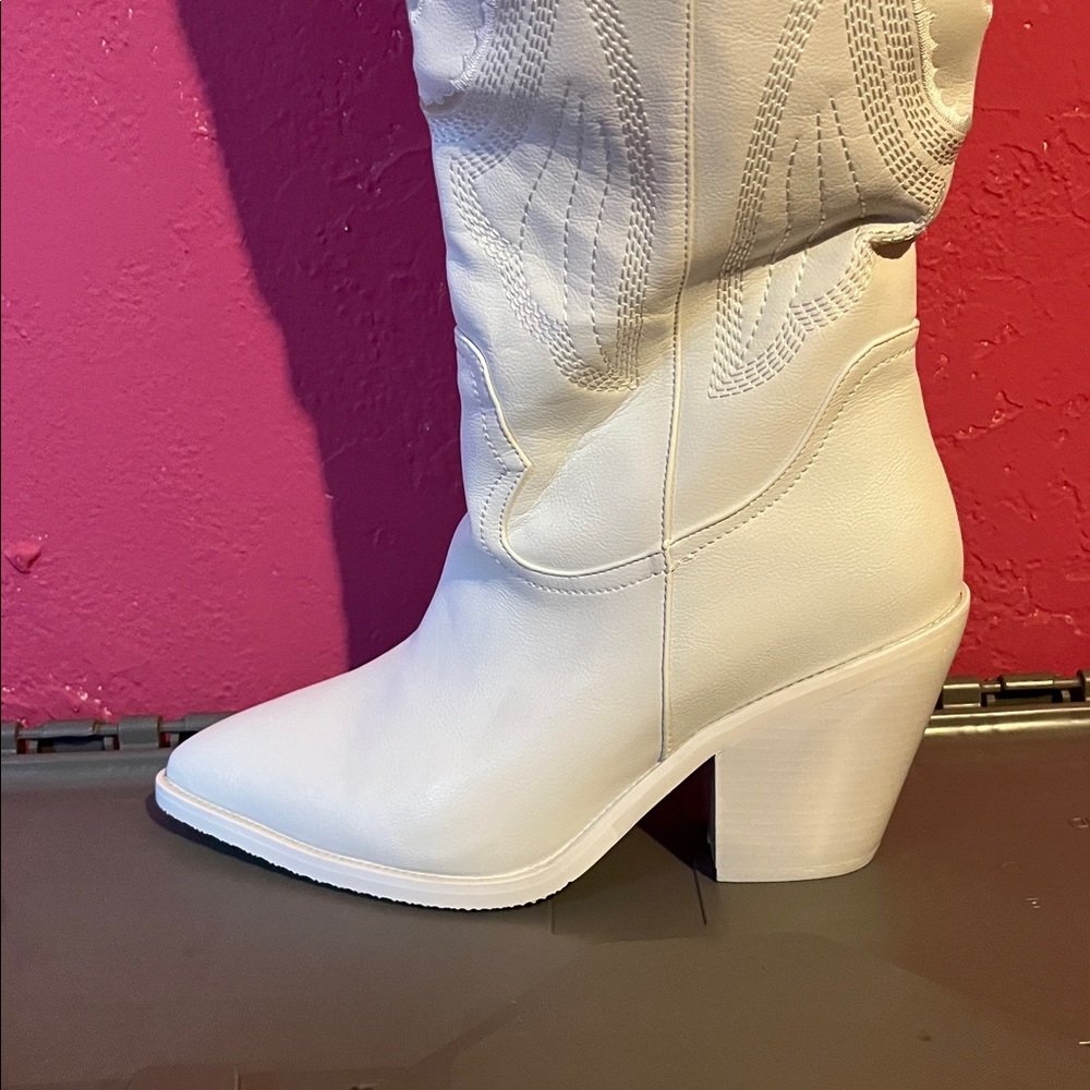 Women's Embroidered Western Cowboy Boots - Picture 7 of 8